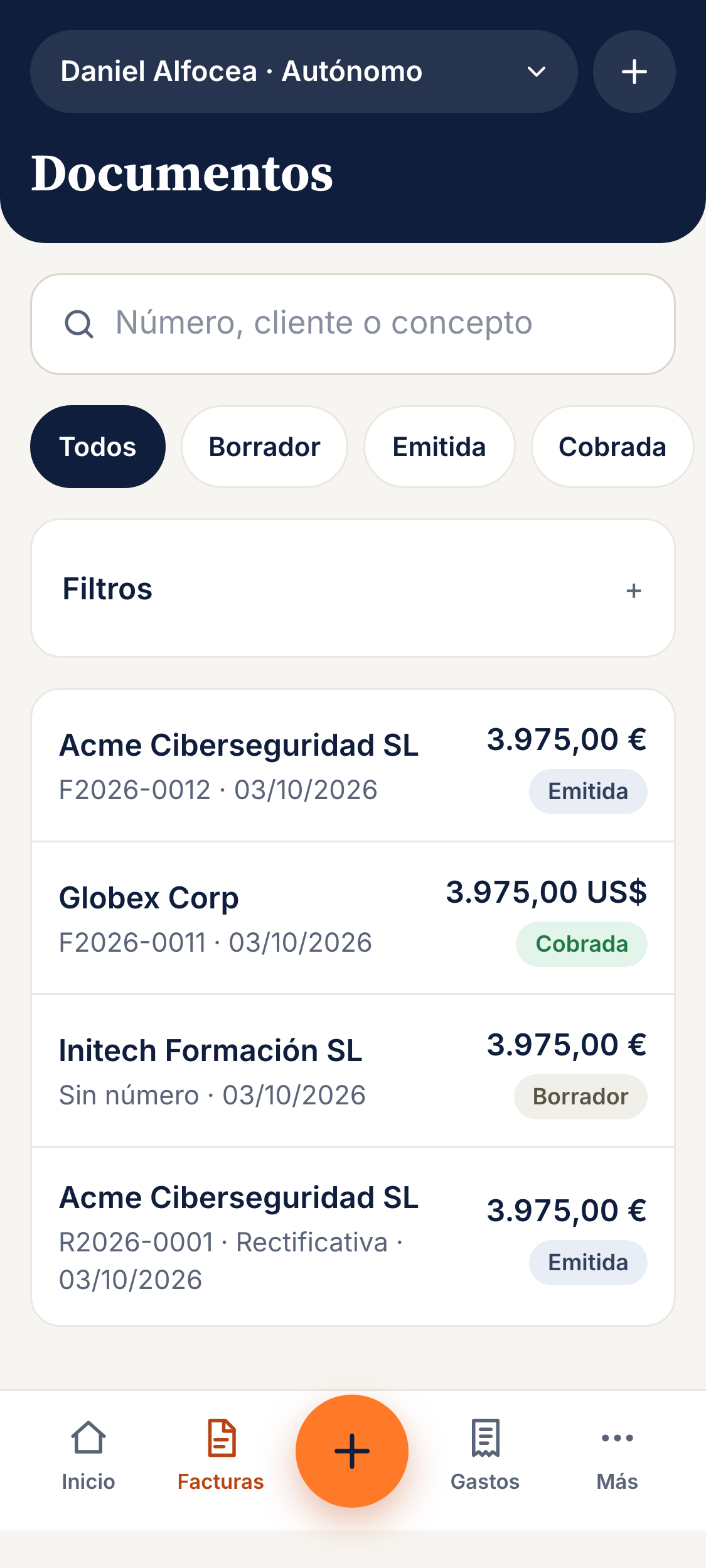 Listado de facturas en el móvil: emitidas, pagadas, un borrador y una rectificativa